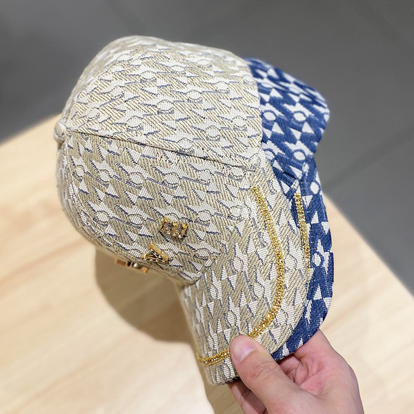 Női sapka fém felirattal