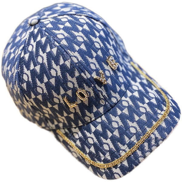 Női sapka fém felirattal