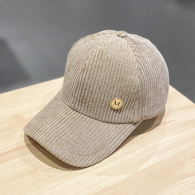 Női kordbársony sapka fém elemmel