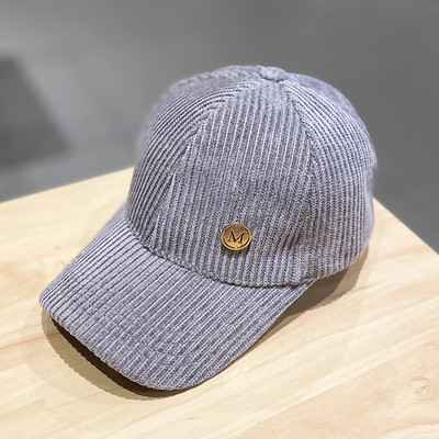 Női kordbársony sapka fém elemmel