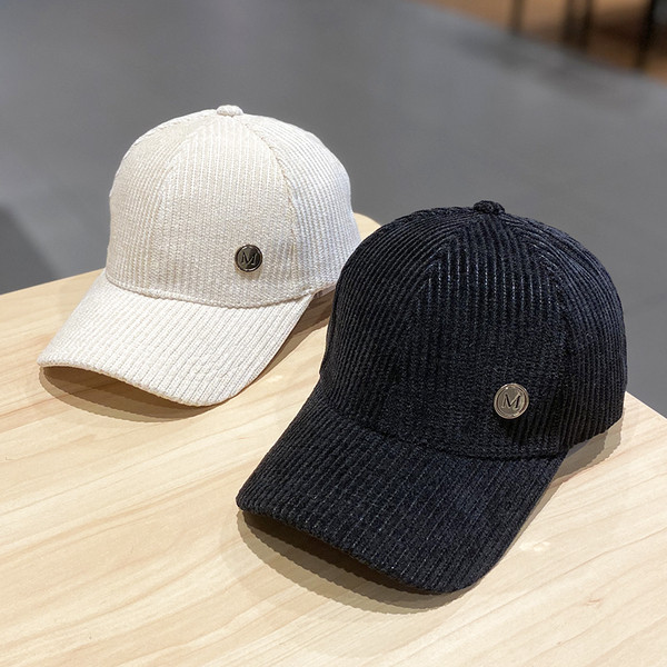 Női kordbársony sapka fém elemmel