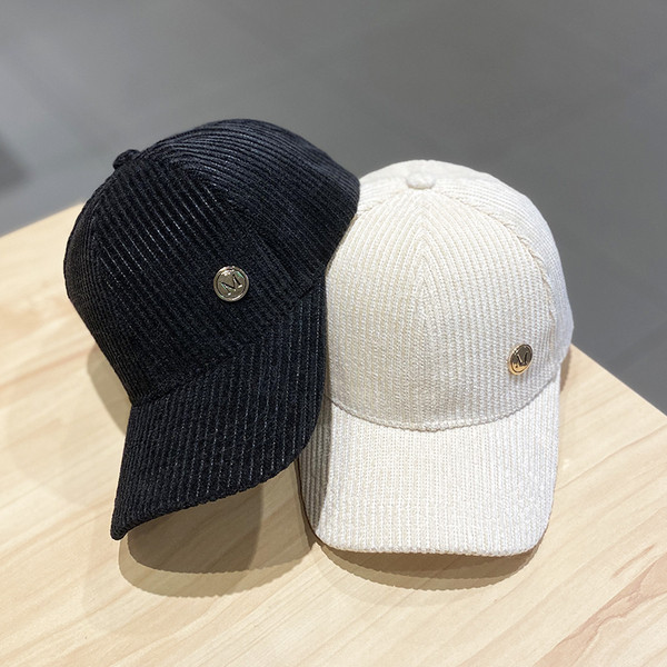 Női kordbársony sapka fém elemmel