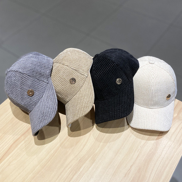 Női kordbársony sapka fém elemmel