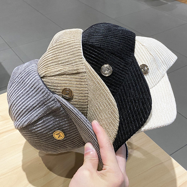 Női kordbársony sapka fém elemmel