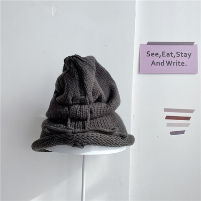 Női kötött sapka nyakkendővel