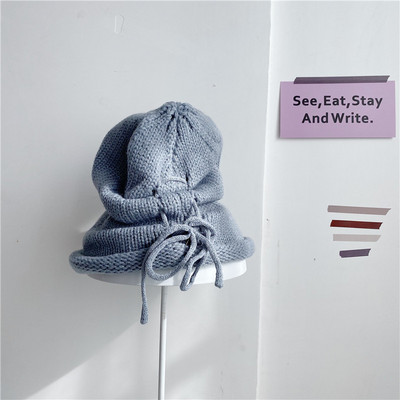 Női kötött sapka nyakkendővel