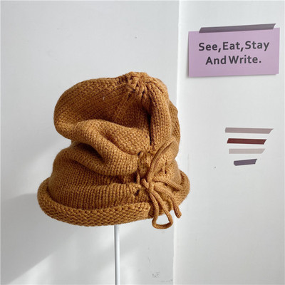 Női kötött sapka nyakkendővel