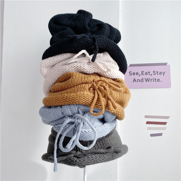 Női kötött sapka nyakkendővel