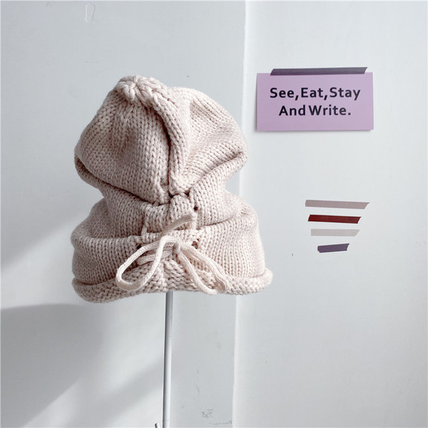 Női kötött sapka nyakkendővel