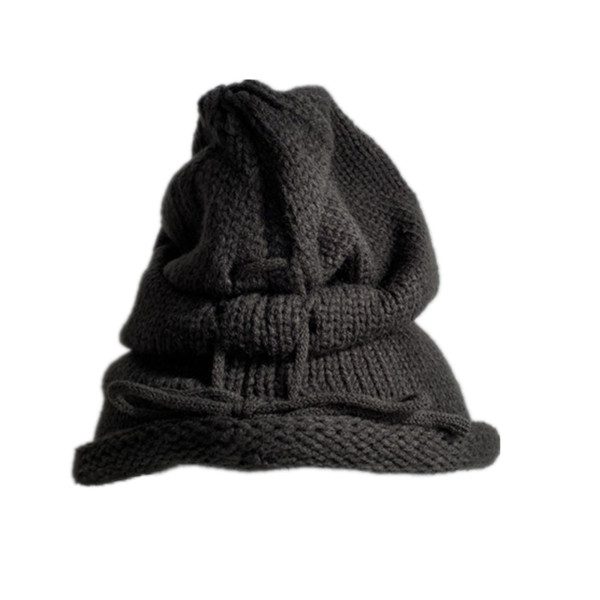 Női kötött sapka nyakkendővel