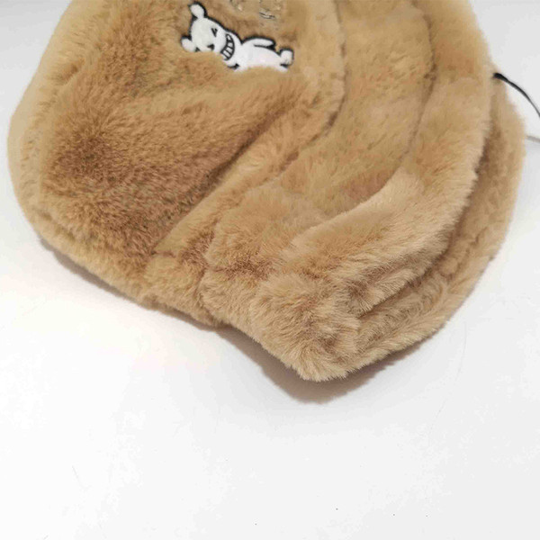 Női plüss sapka több színben felirattal