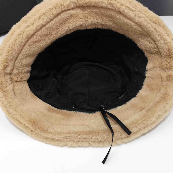 Női plüss sapka több színben felirattal