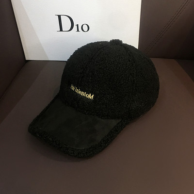 Téli női sapka napellenzővel és felirattal