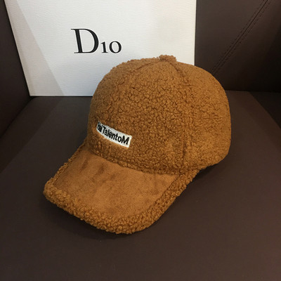 Téli női sapka napellenzővel és felirattal