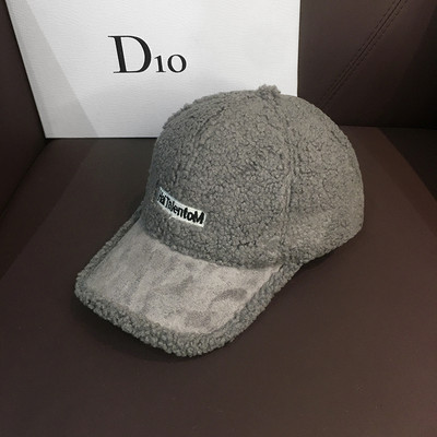 Téli női sapka napellenzővel és felirattal