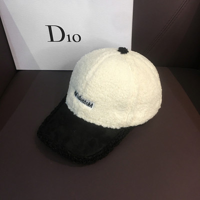 Téli női sapka napellenzővel és felirattal