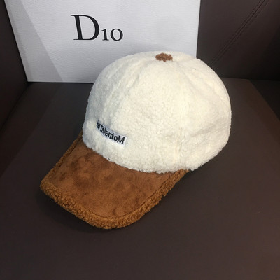 Téli női sapka napellenzővel és felirattal