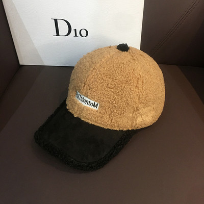 Téli női sapka napellenzővel és felirattal