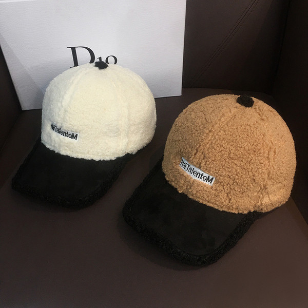 Téli női sapka napellenzővel és felirattal