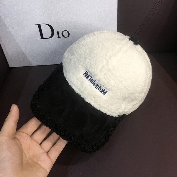 Téli női sapka napellenzővel és felirattal