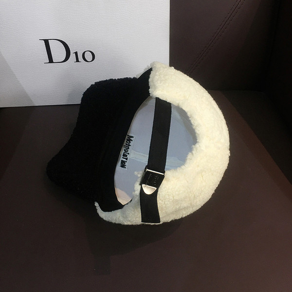 Téli női sapka napellenzővel és felirattal