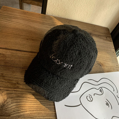 Női pehelysapka napellenzővel és hímzéssel