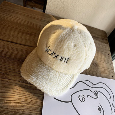 Női pehelysapka napellenzővel és hímzéssel