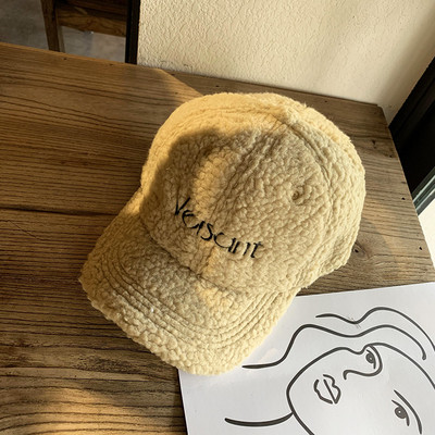 Női pehelysapka napellenzővel és hímzéssel