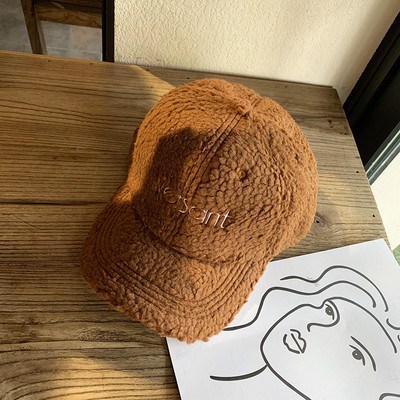 Női pehelysapka napellenzővel és hímzéssel