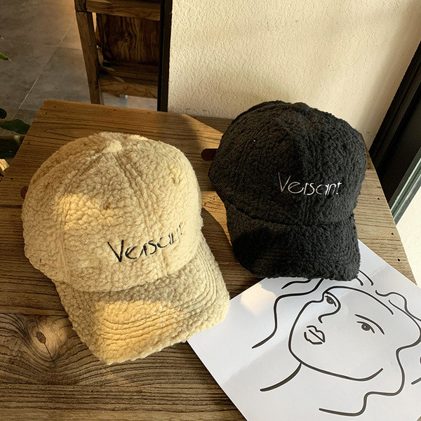 Női pehelysapka napellenzővel és hímzéssel