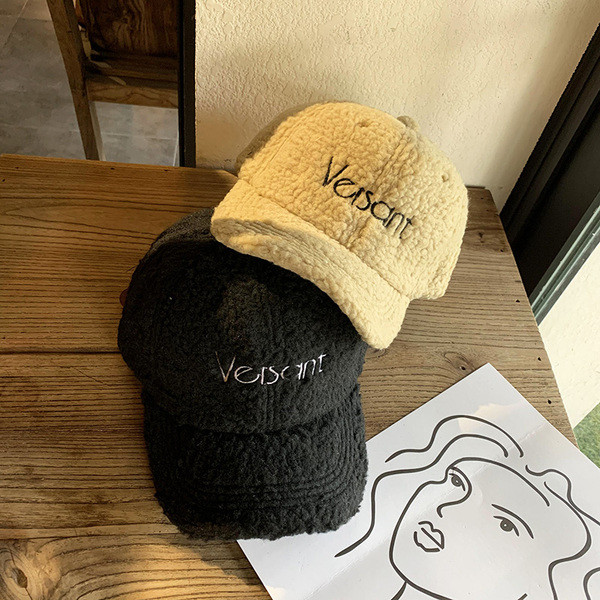 Női pehelysapka napellenzővel és hímzéssel