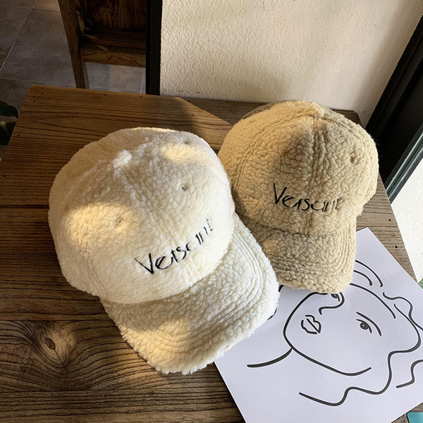 Női pehelysapka napellenzővel és hímzéssel