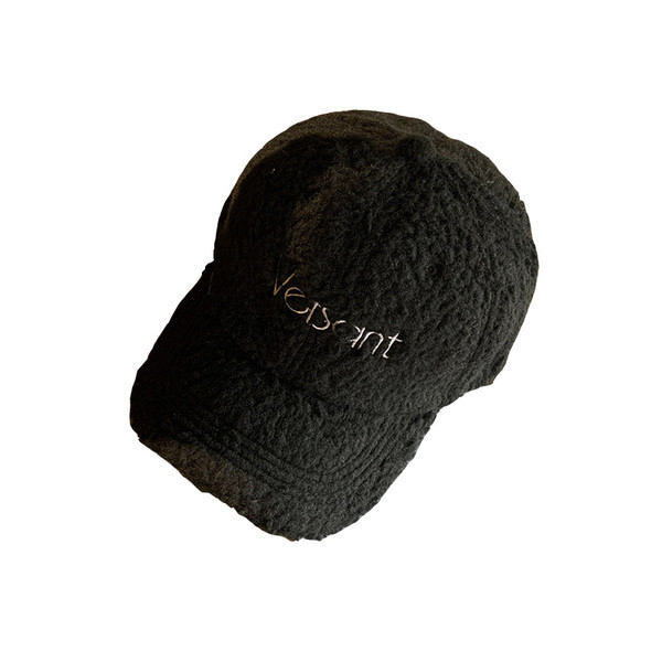 Női pehelysapka napellenzővel és hímzéssel