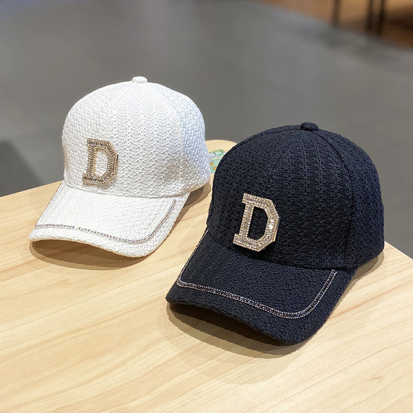 Palarie de dama cu vizor si element metalic