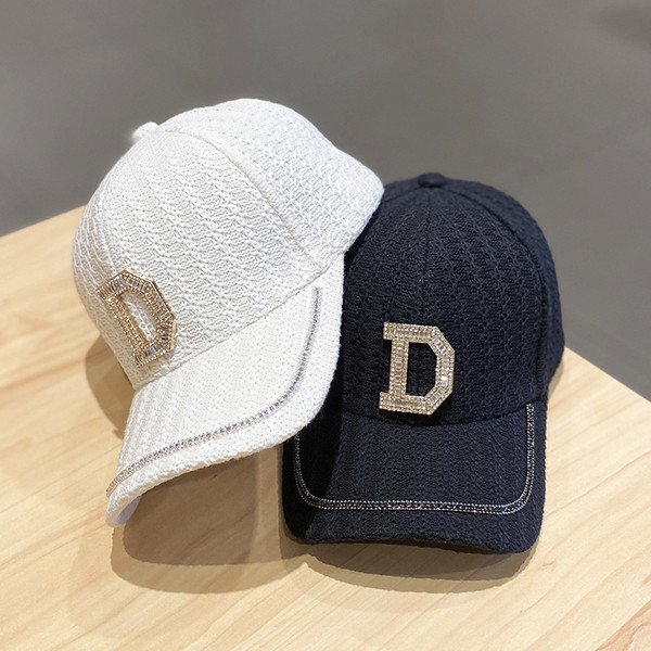 Palarie de dama cu vizor si element metalic