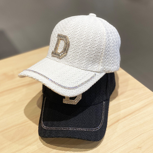 Palarie de dama cu vizor si element metalic