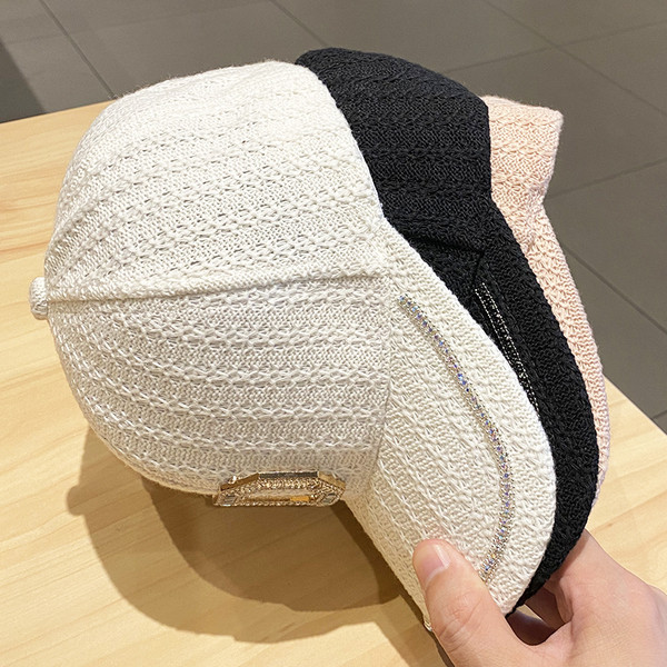 Palarie de dama cu vizor si element metalic