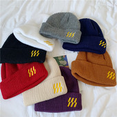 Ženska jesensko-zimska kapa s vezom