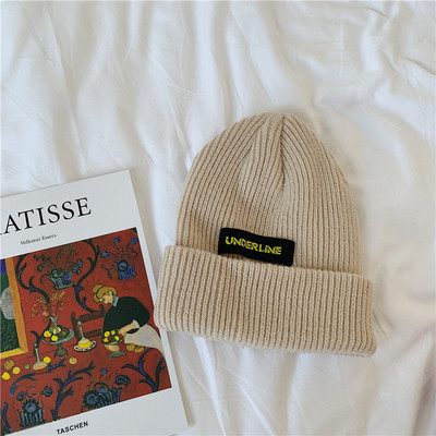 Ženska jesensko-zimska kapa s vezom