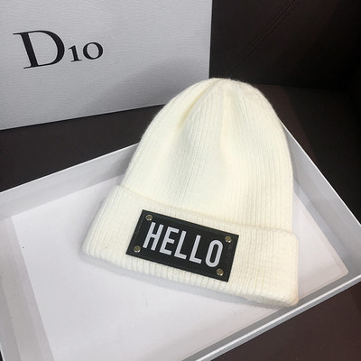 Mindennapi női téli sapka felirattal