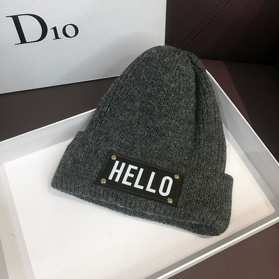 Mindennapi női téli sapka felirattal