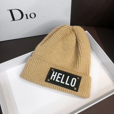 Mindennapi női téli sapka felirattal