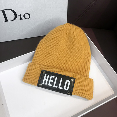 Mindennapi női téli sapka felirattal