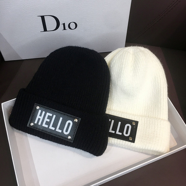 Mindennapi női téli sapka felirattal