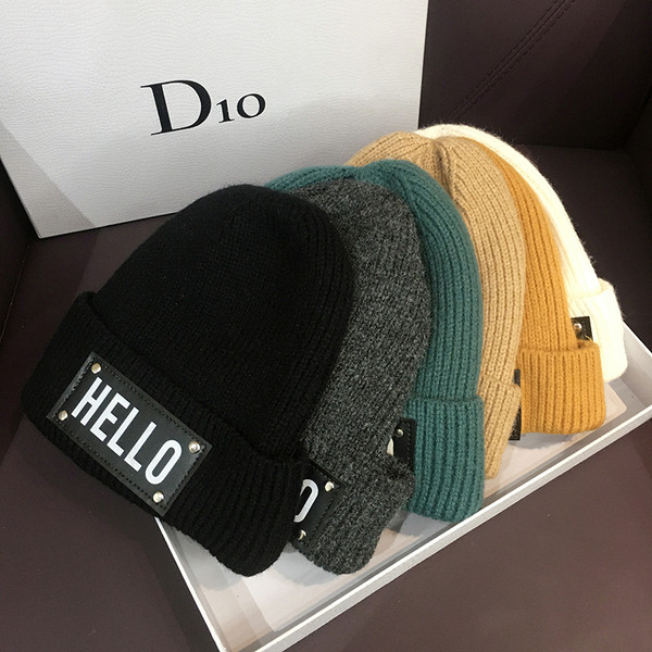 Mindennapi női téli sapka felirattal