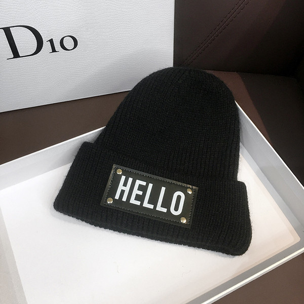 Mindennapi női téli sapka felirattal