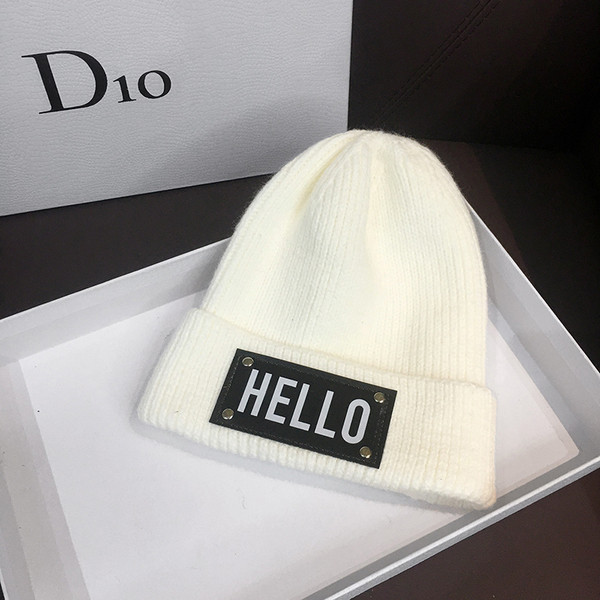 Mindennapi női téli sapka felirattal