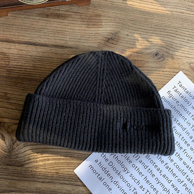 Πλεκτό γυναικείο καπέλο με κέντημα