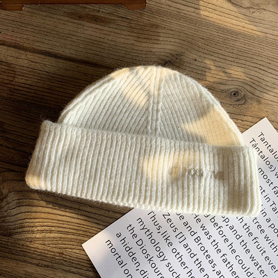 Πλεκτό γυναικείο καπέλο με κέντημα