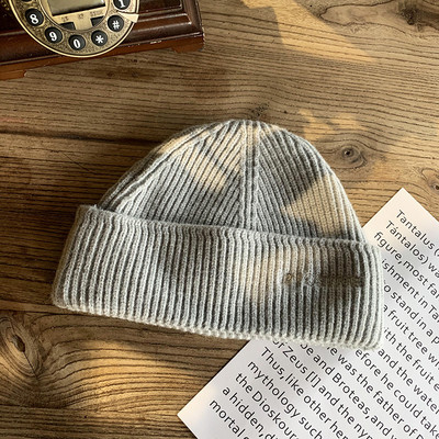 Πλεκτό γυναικείο καπέλο με κέντημα